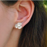 Poinçons d'oreilles en argent Rosée Blanche sur Fleur | Felin-Addict