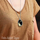Beautiful medaillon with cat on agate stone | Felin-Addict Joyas